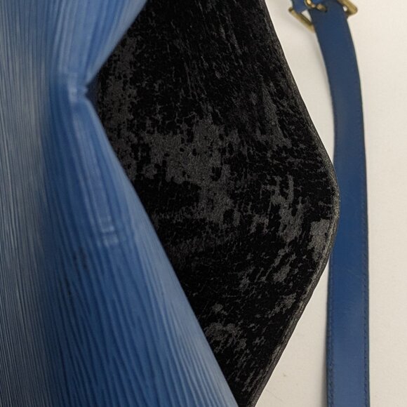 Louis Vuitton Epi Saint Cloud GM Purse - Picture 16 of 17